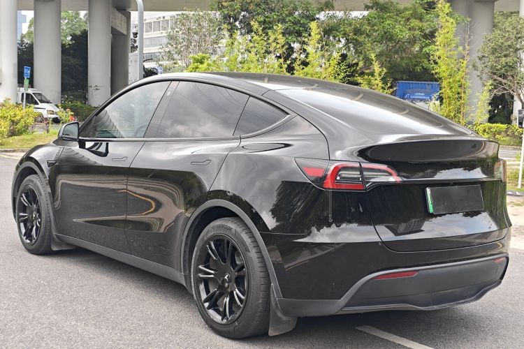 Tesla Model Y 2023 car image #8