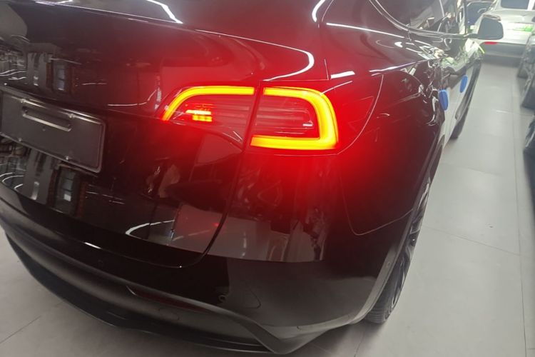 Tesla Model Y 2023 car image #8