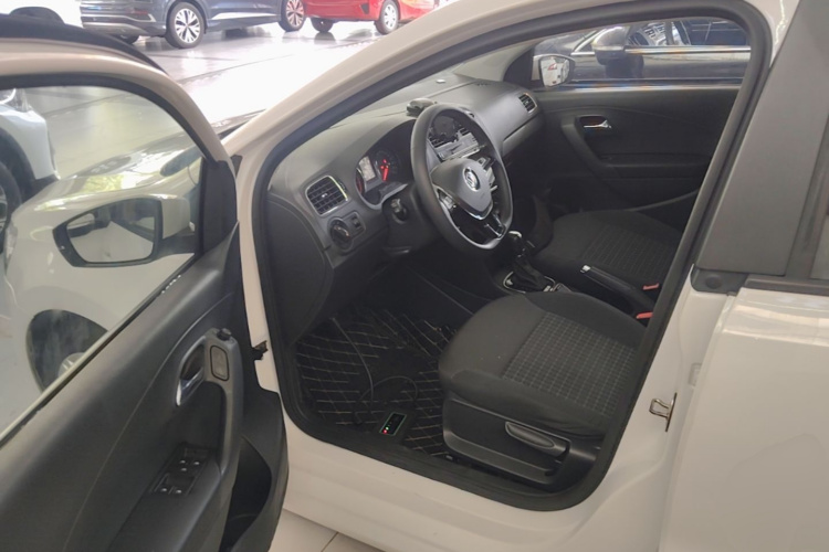 Volkswagen Polo 2018 car image #12