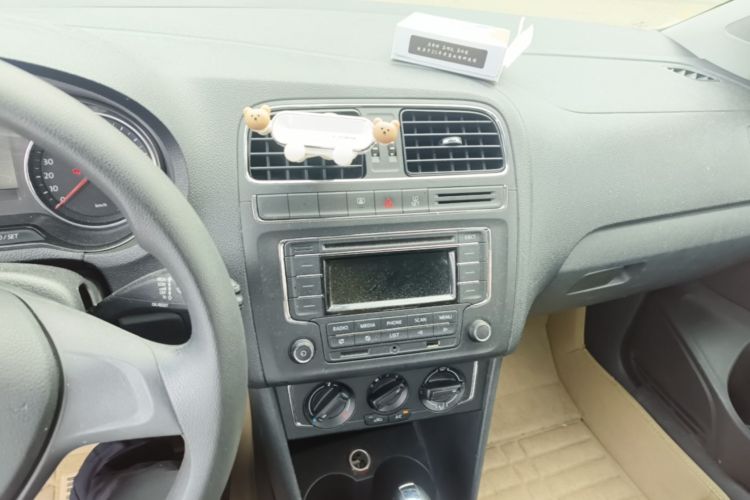 Volkswagen Polo 2015 car image #18