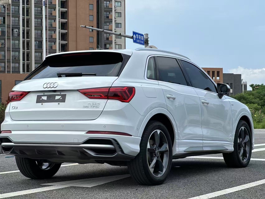 Audi Q3 2023 car image #9