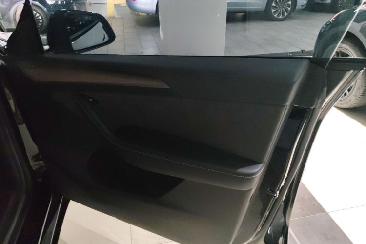 Tesla Model Y 2022 car image #25
