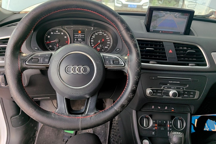 Audi Q3 2016 car image #10