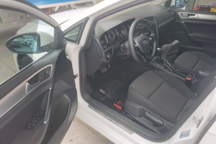 Volkswagen Golf 2019 car image #12