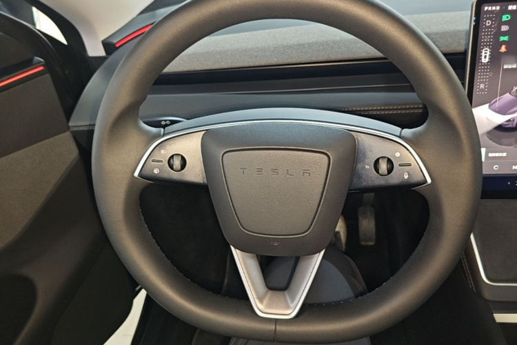 Tesla Model Y 2025 #11 Tesla Model Y 2025 car image #11