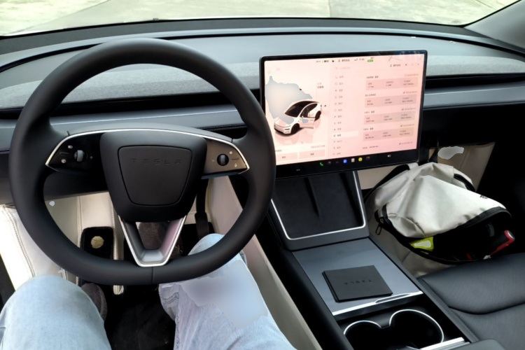 Tesla Model Y 2025 car image #10