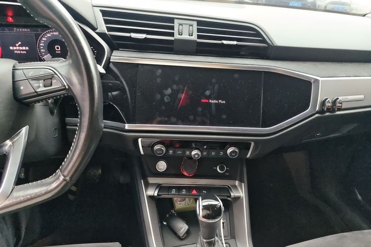 Audi Q3 2020 car image #13