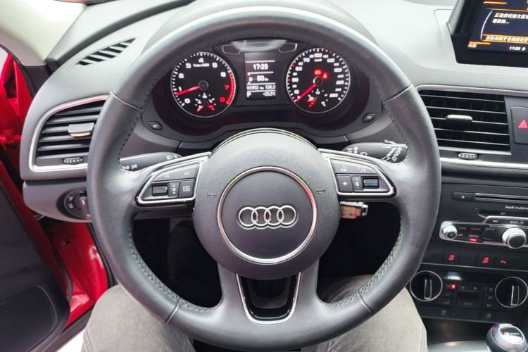 Audi Q3 2018 car image #11