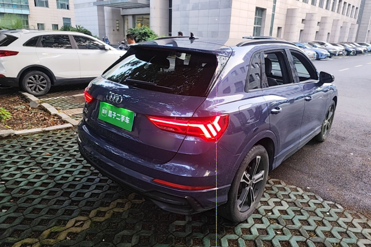 Audi Q3 2022 car image #7