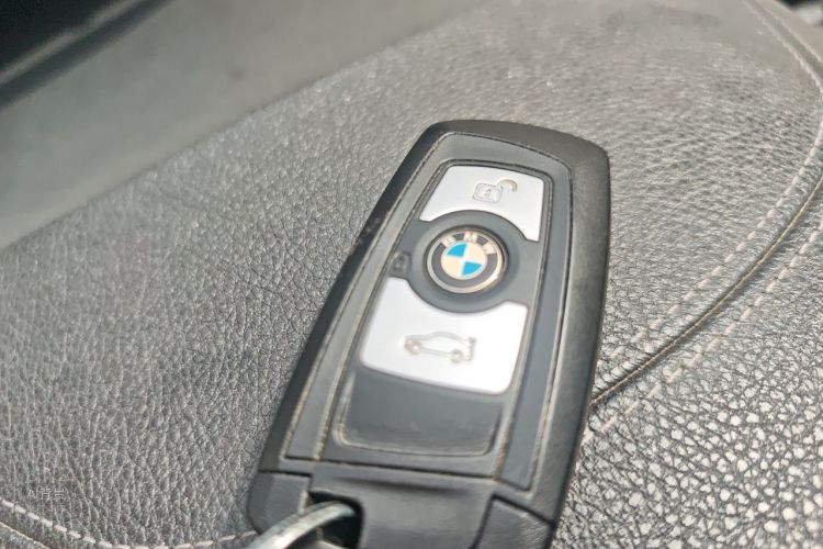 BMW 3 Series 2018 car image #10