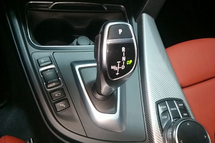 BMW 3 Series 2019 car image #14