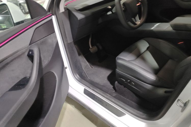 Tesla Model Y 2025 car image #16