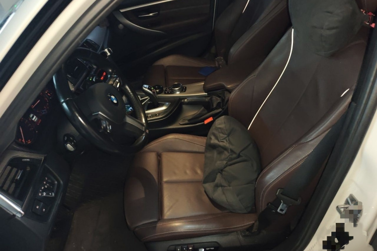 BMW 3 Series 2019 car image #17
