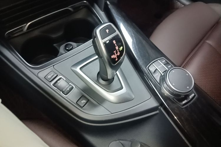BMW 3 Series 2019 car image #14