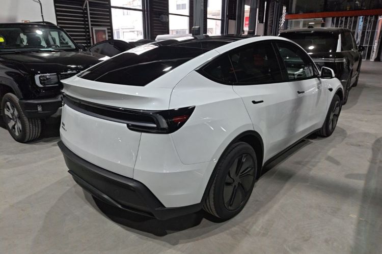 Tesla Model Y 2026 car image #7
