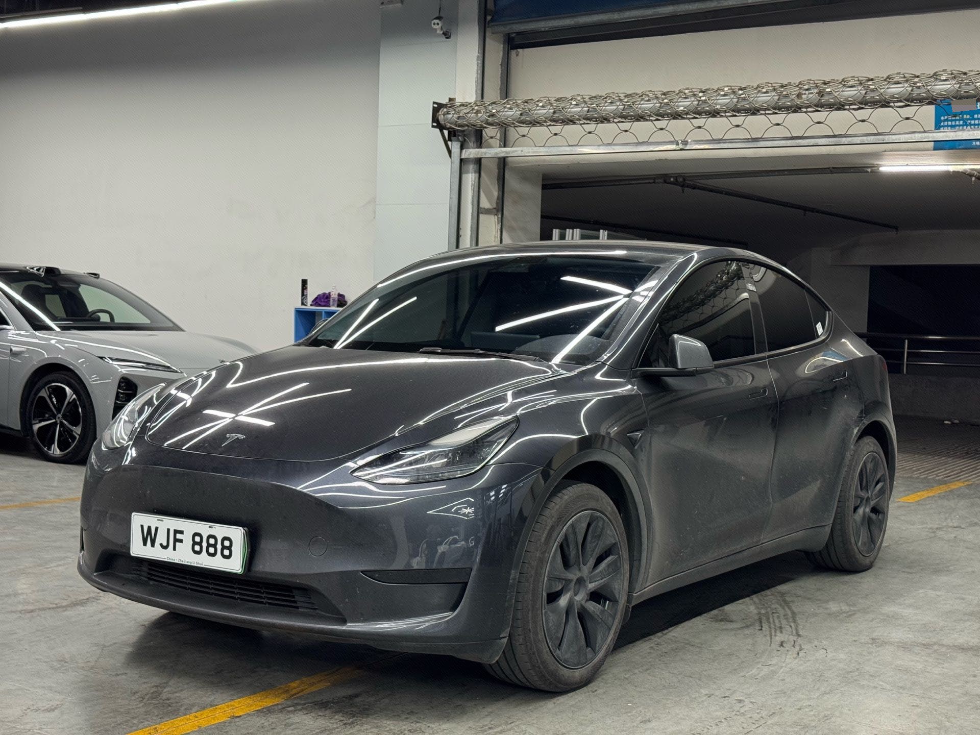 Tesla Model Y 2024 immagine di auto 