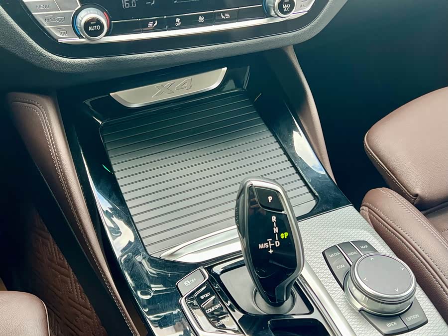 BMW X4 2020 car image #35