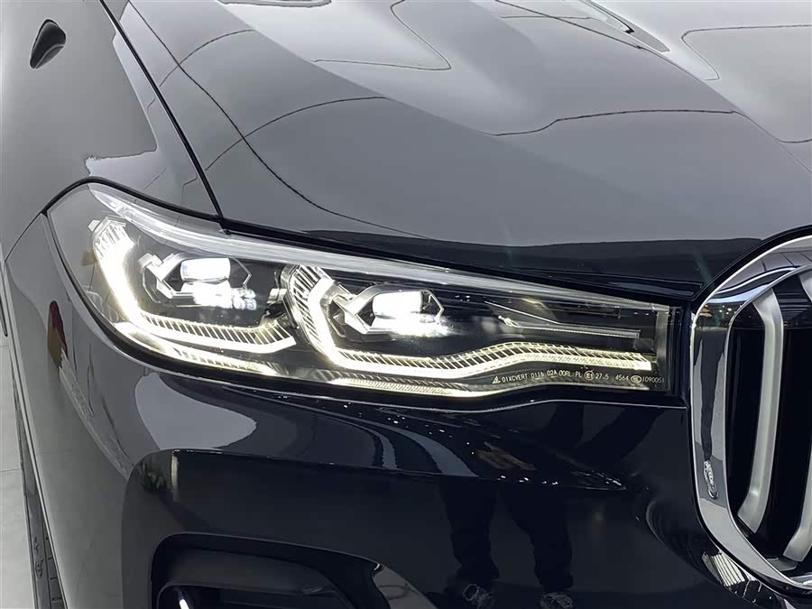 BMW X7 2021 car image #35