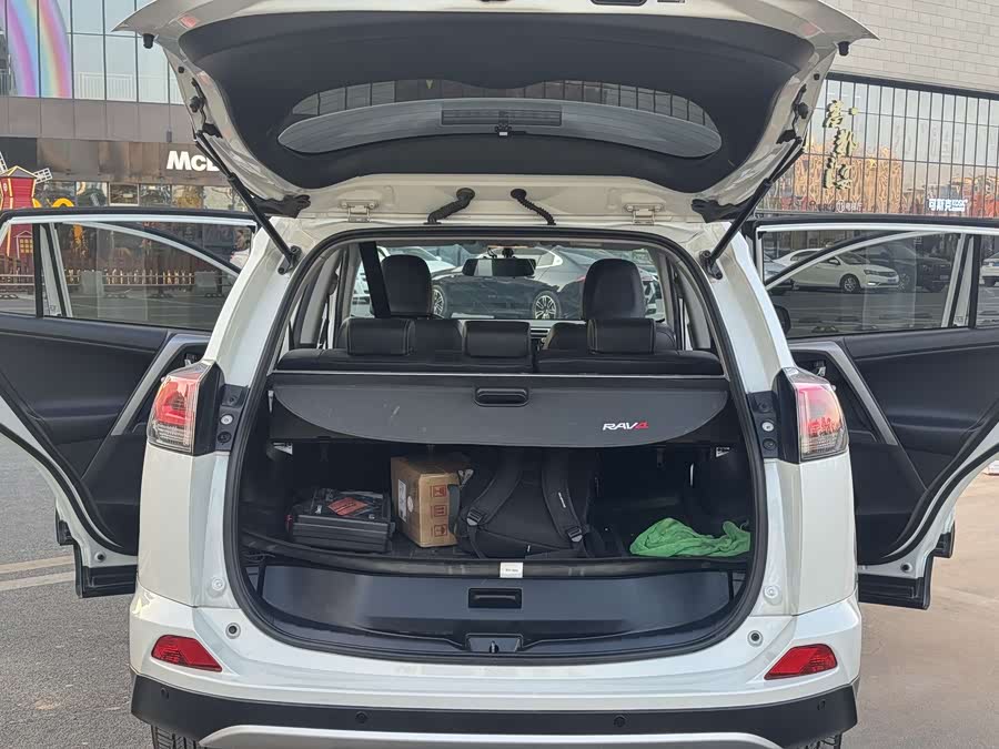 Toyota RAV4 2017 car image #35
