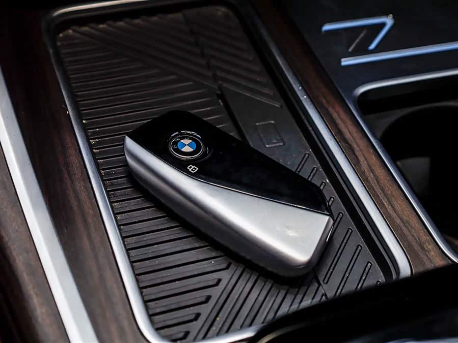 BMW 7 Series 2024 car image #35