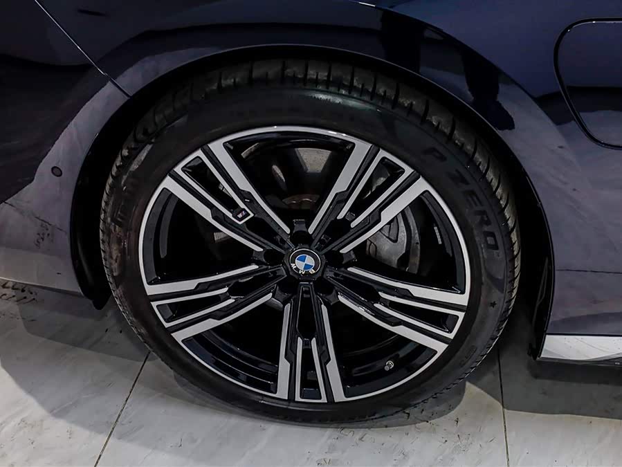 BMW i7 2024 car image #35