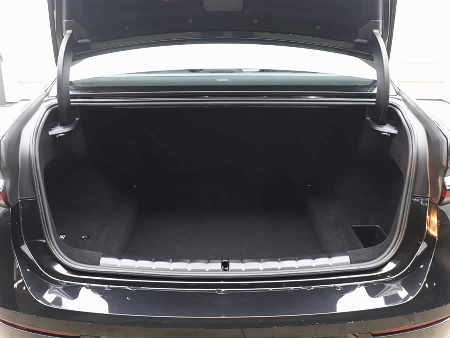 BMW 7 Series 2024 car image #35