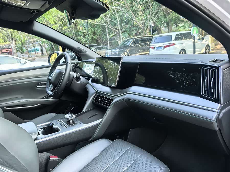 BYD SongL DM-i 2025 #35 BYD SongL DM-i 2025 car image #35