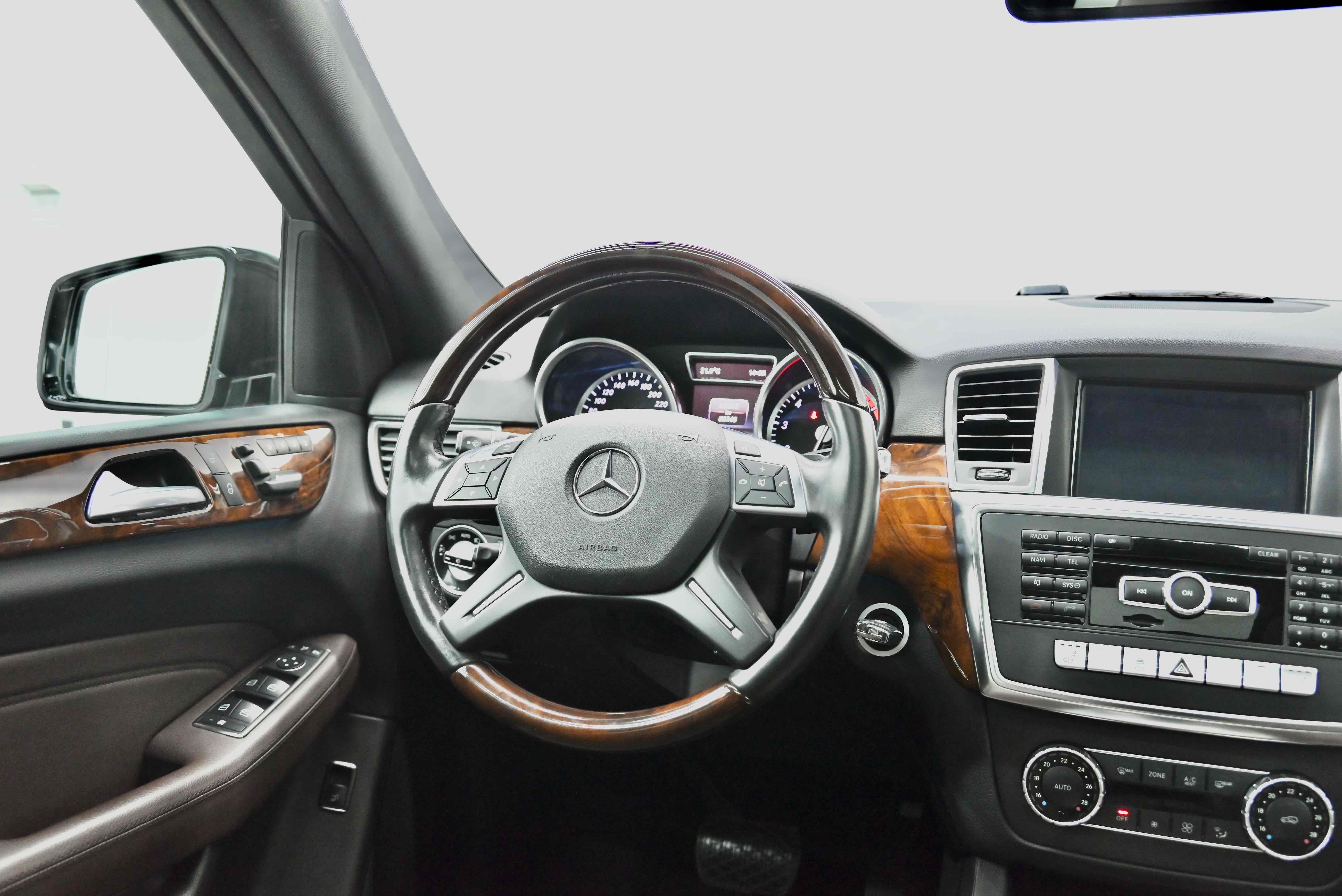 Mercedes-Benz M Class 2014 car image #35