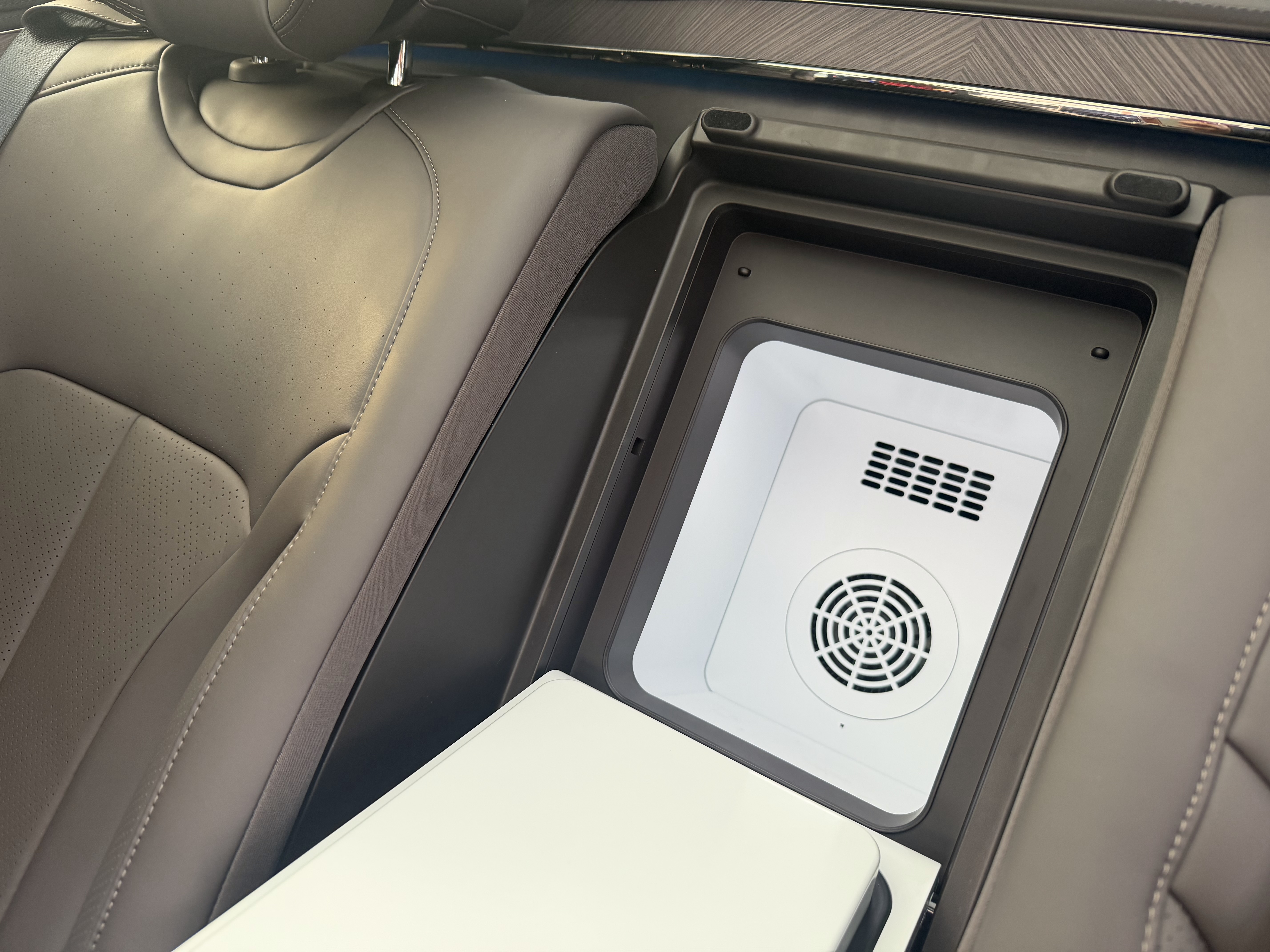 Denza Z9 2024 car image #35