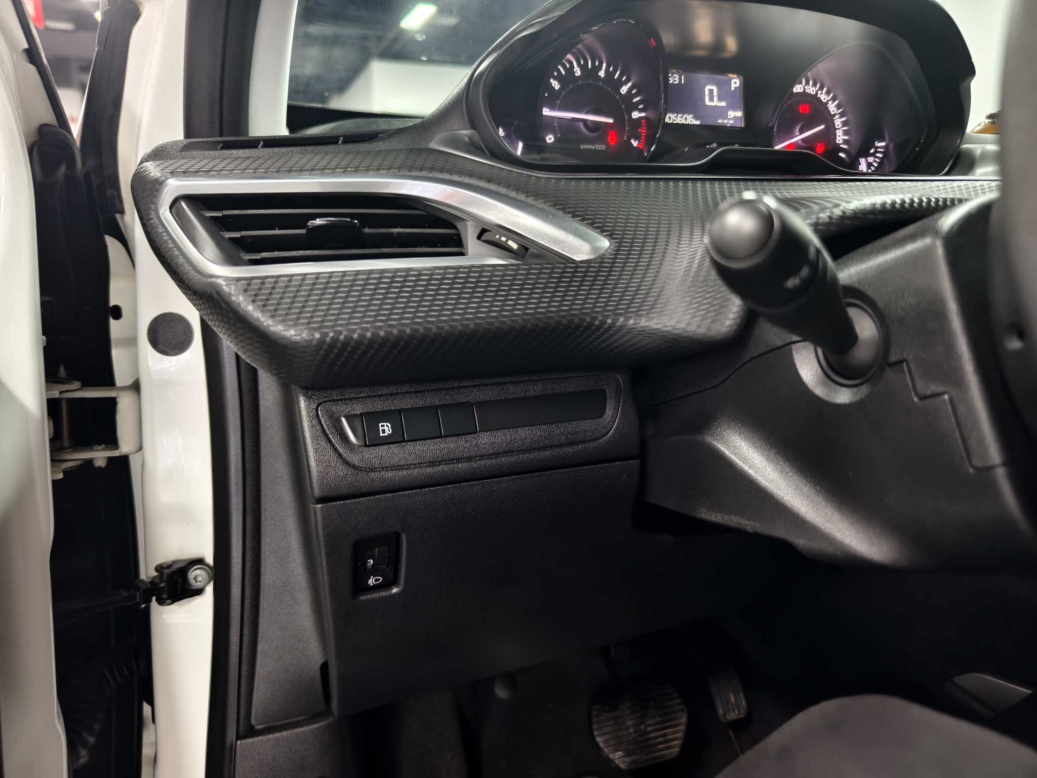 Peugeot 2008 2015 car image #35