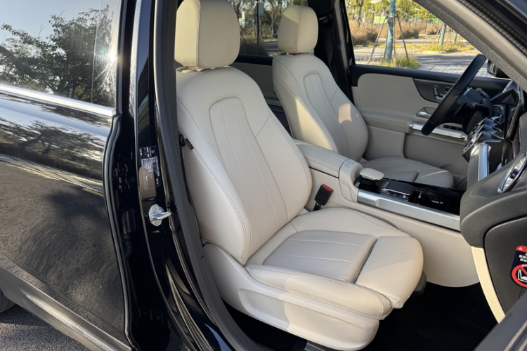 Mercedes-Benz EQB Class 2023 immagine di auto #35