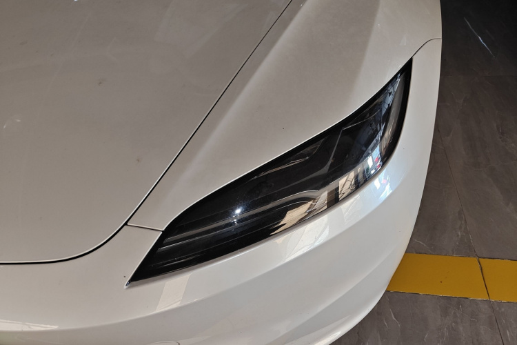 Tesla Model 3 2023 car image #35