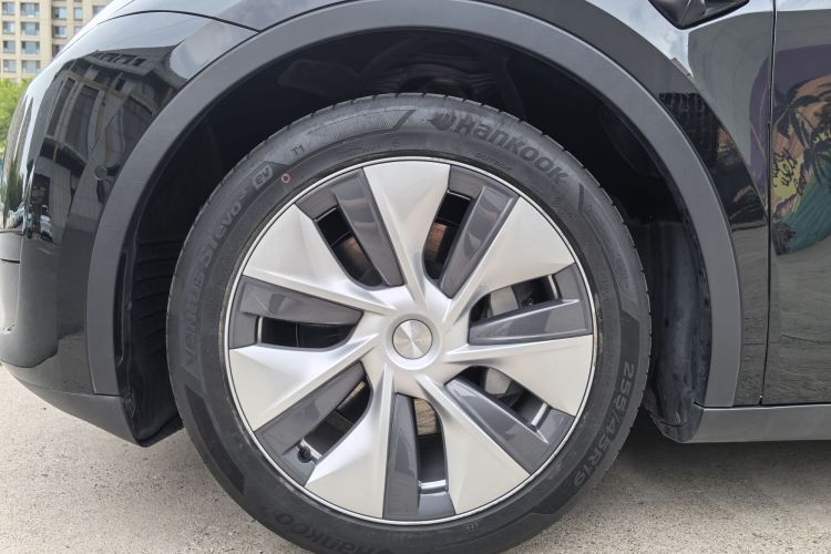 Tesla Model Y 2023 car image #9