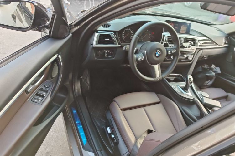 BMW 3 Series 2018 car image #16