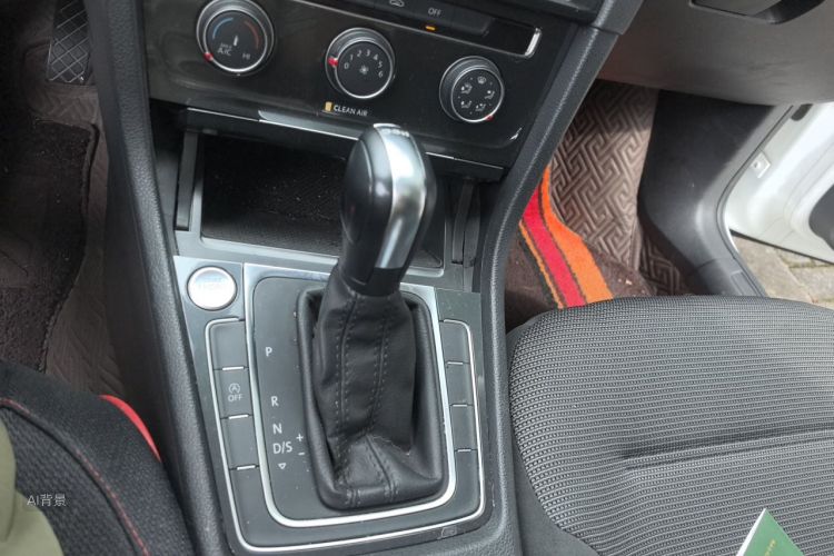 Volkswagen Golf 2020 car image #16