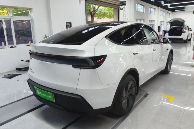 Tesla Model Y 2025 car image #7