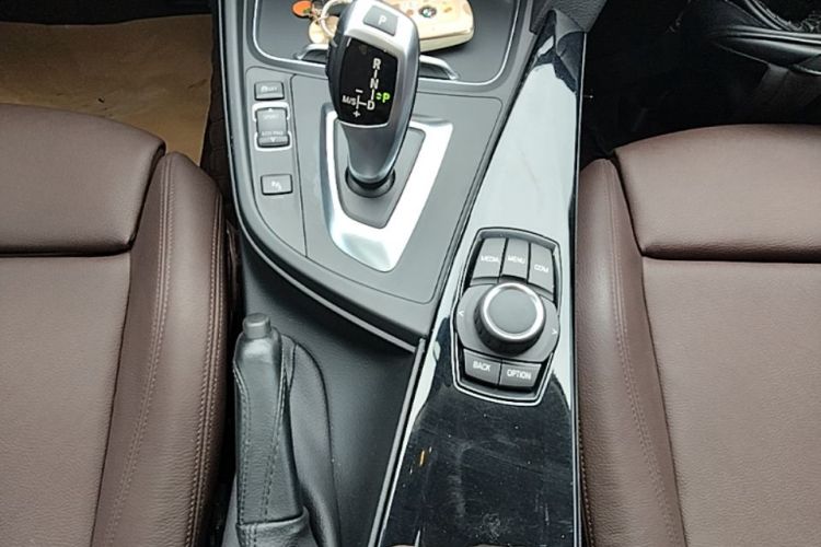 BMW 3 Series 2018 صورة سيارة #14