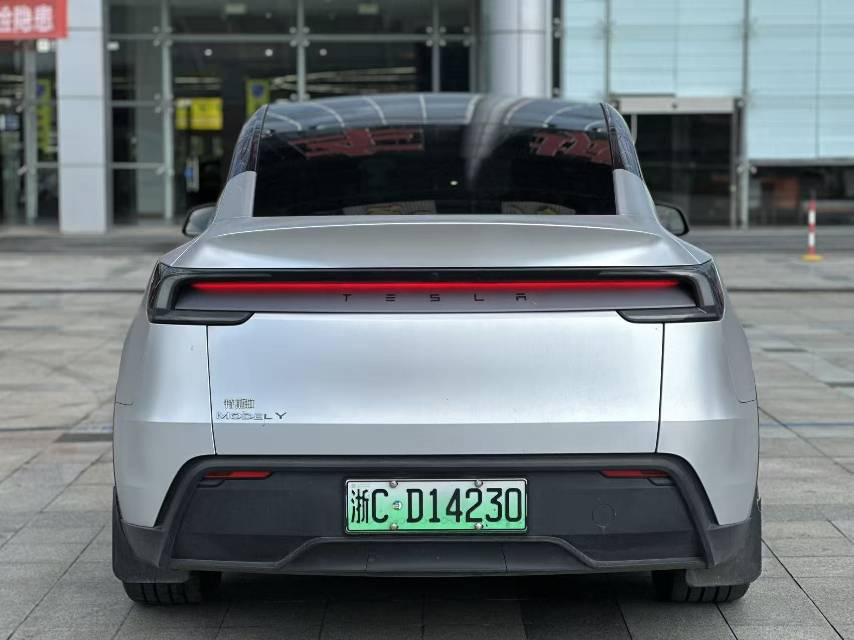 Tesla Model Y 2025 #4 Tesla Model Y 2025 car image #4