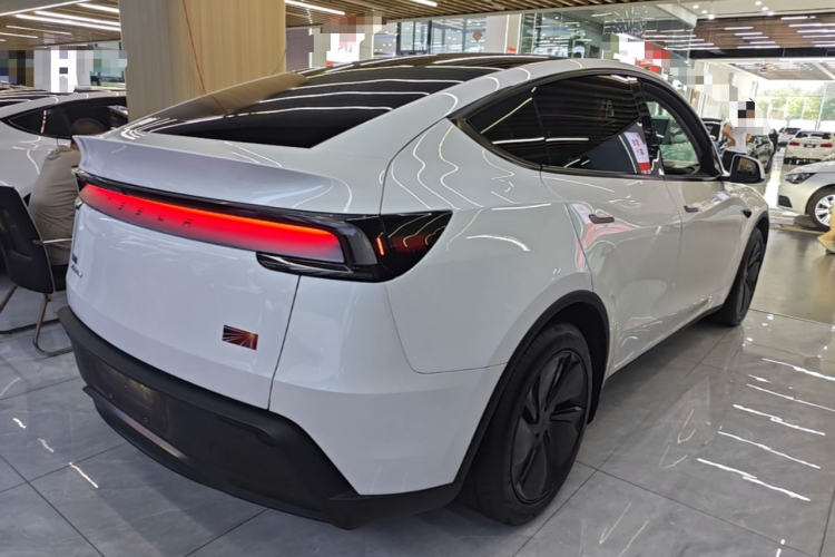 Tesla Model Y 2025 #7 Tesla Model Y 2025 immagine di auto #7