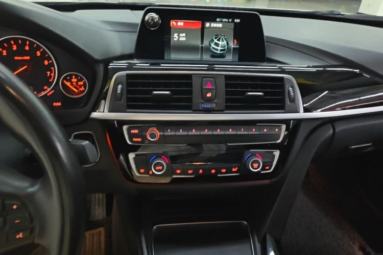 BMW 3 Series 2018 car image #13