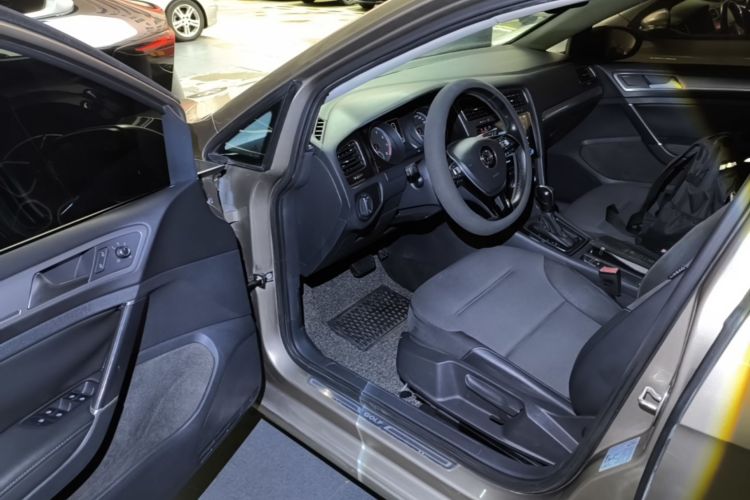 Volkswagen Golf 2018 car image #16