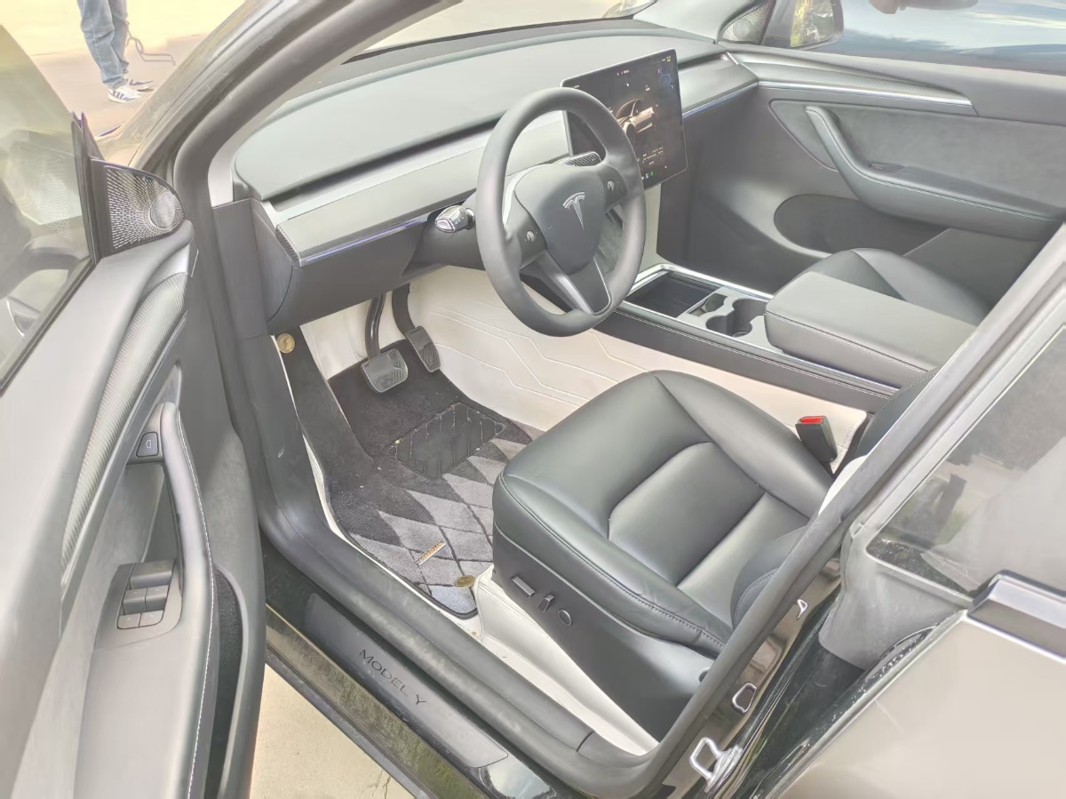 Tesla Model Y 2023 car image #3