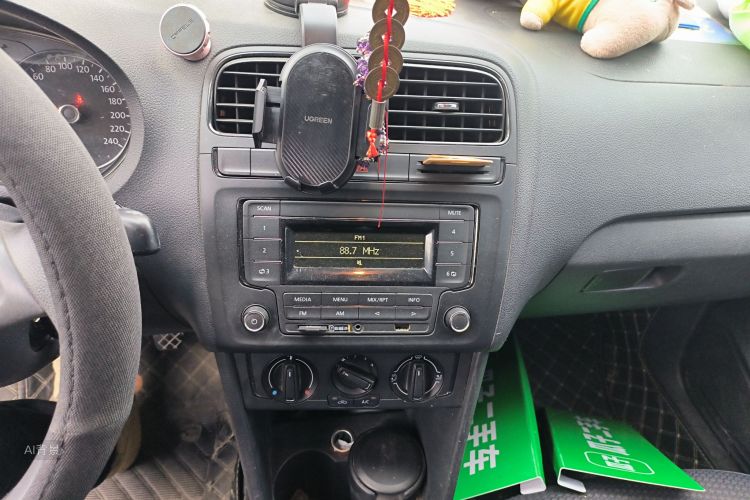 Volkswagen Polo 2015 car image #15