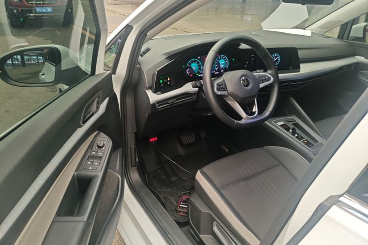 Volkswagen Golf 2022 car image #16