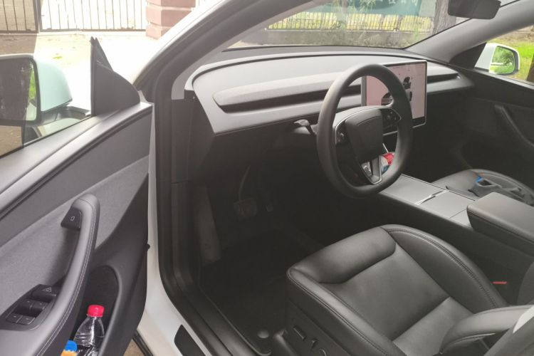 Tesla Model Y 2025 #9 Tesla Model Y 2025 car image #9
