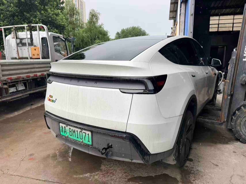 Tesla Model Y 2025 #12 Tesla Model Y 2025 car image #12