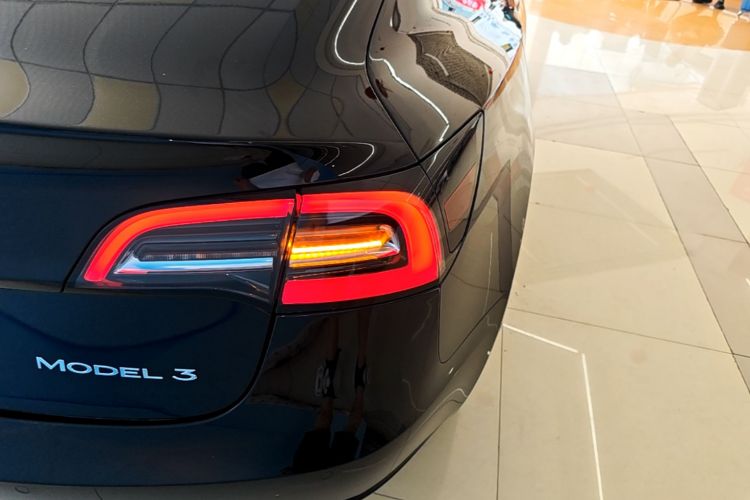 Tesla Model 3 2023 car image #8