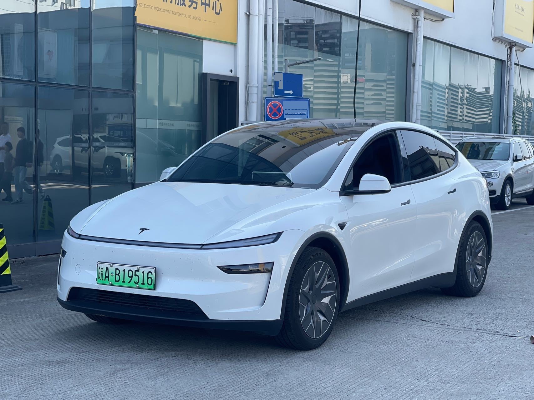 Tesla Model Y L 2025 Tesla Model Y L 2025 car image