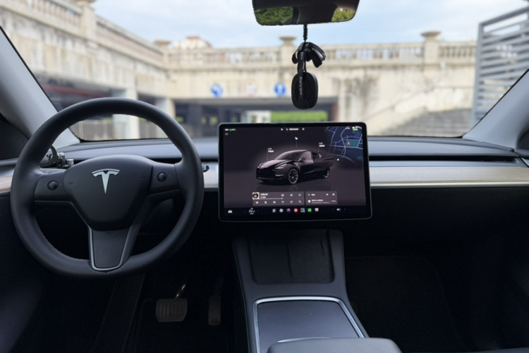 Tesla Model Y 2023 #12 Tesla Model Y 2023 car image #12
