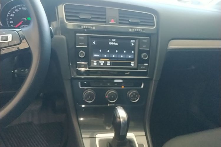 Volkswagen Golf 2019 car image #13